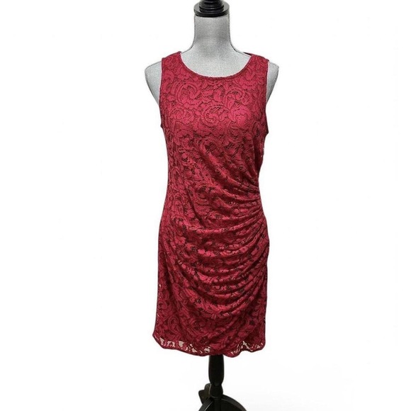 Adrianna Papell Dresses & Skirts - Adrianna Papell Red lace overlay pencil ruched sides sleeveless dress size 10